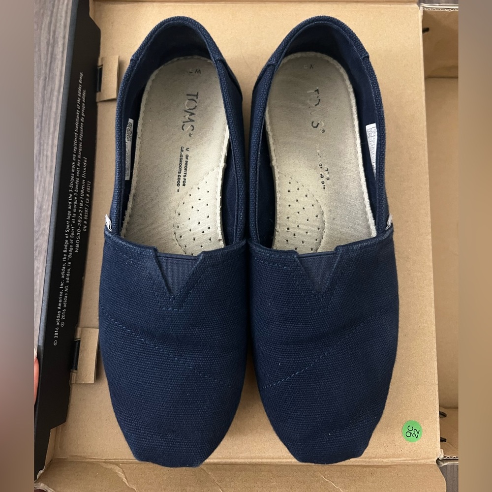 TOM’s navy blue shoes